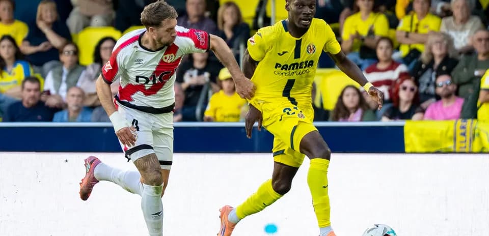 Player from Villarreal dribbling past Rayo Vallecano opponent