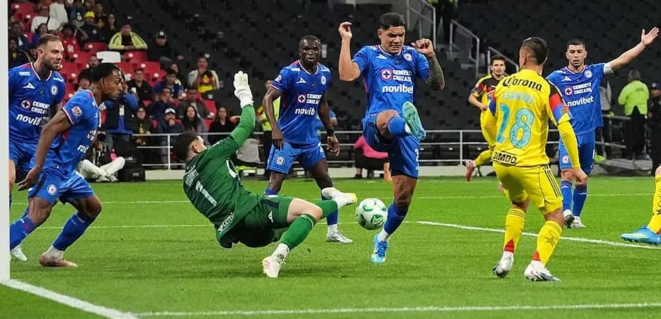 Cruz Azul player kicking the ball against America
