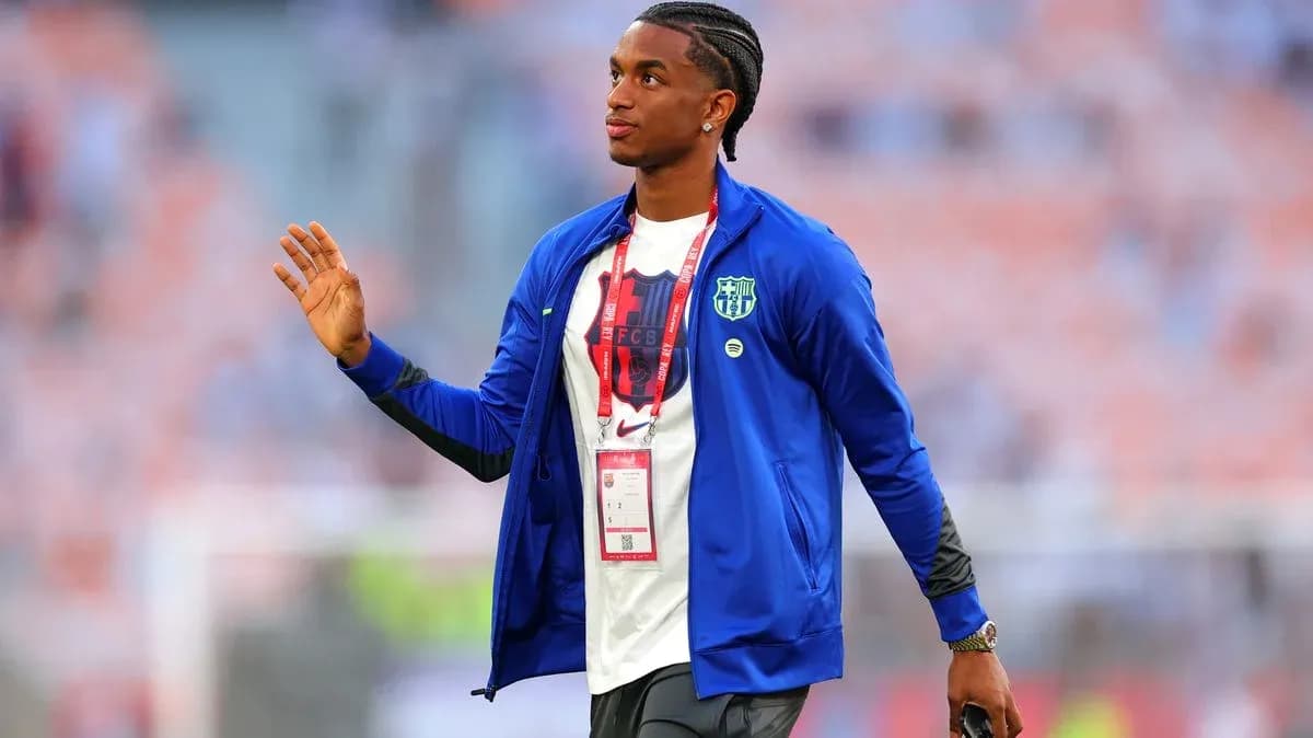 Player waving while walking on the pitch