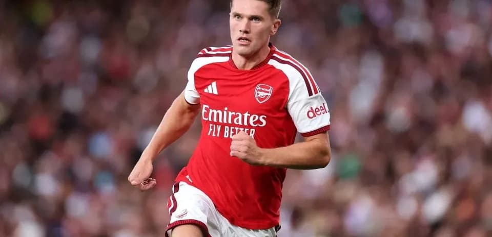 Player running on the pitch in Arsenal kit