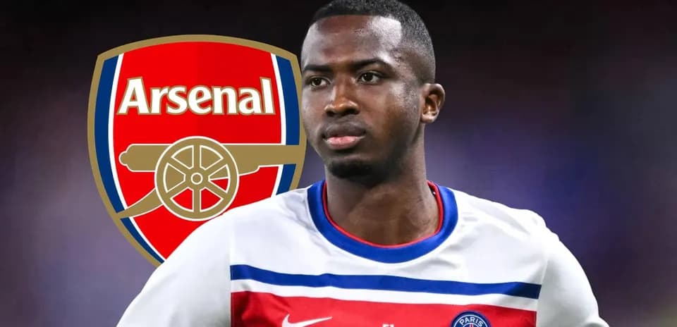 Player wearing Paris Saint-Germain jersey with Arsenal logo