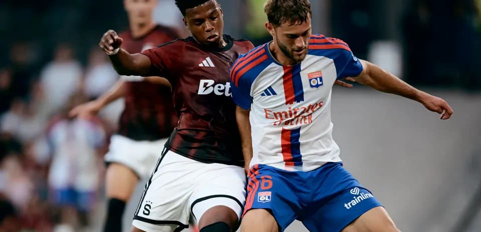 Lyon and Sparta Praha players contesting for the ball