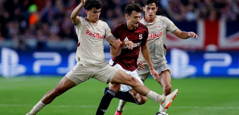 Red Bull Salzburg players challenging Sparta Praha player