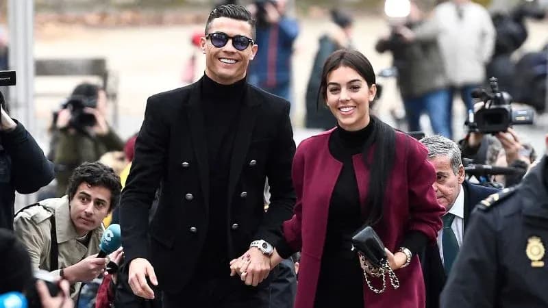 Couple arriving at event surrounded by photographers