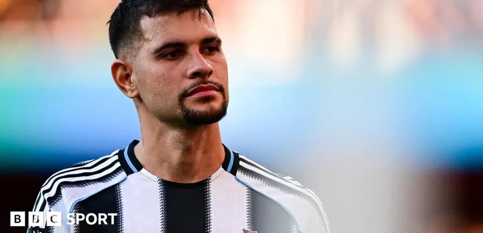Player in Newcastle United kit during match