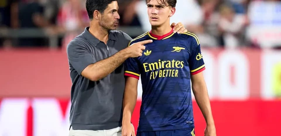 Manager discussing with player on the field