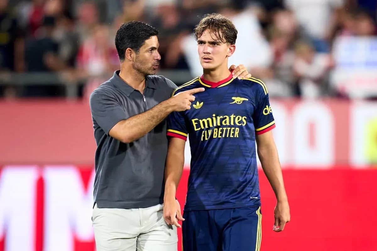Manager discussing with player on the field