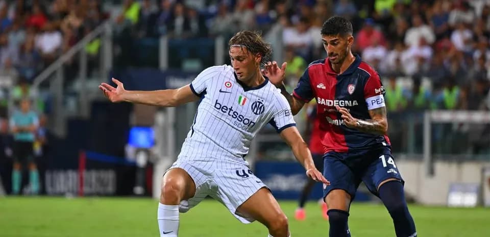 Cagliari and Inter players battling for possession