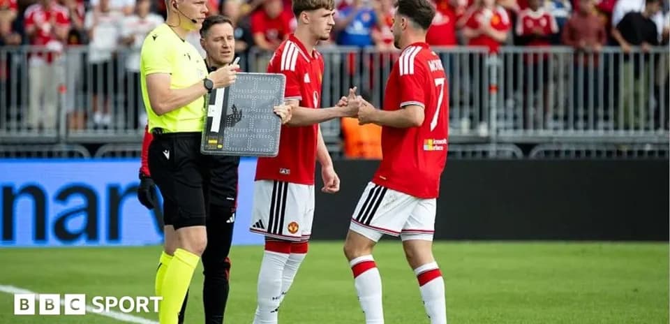 Substitution during Manchester United match on field
