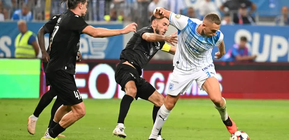 Ararat-Armenia player challenged by Universitatea Craiova defenders