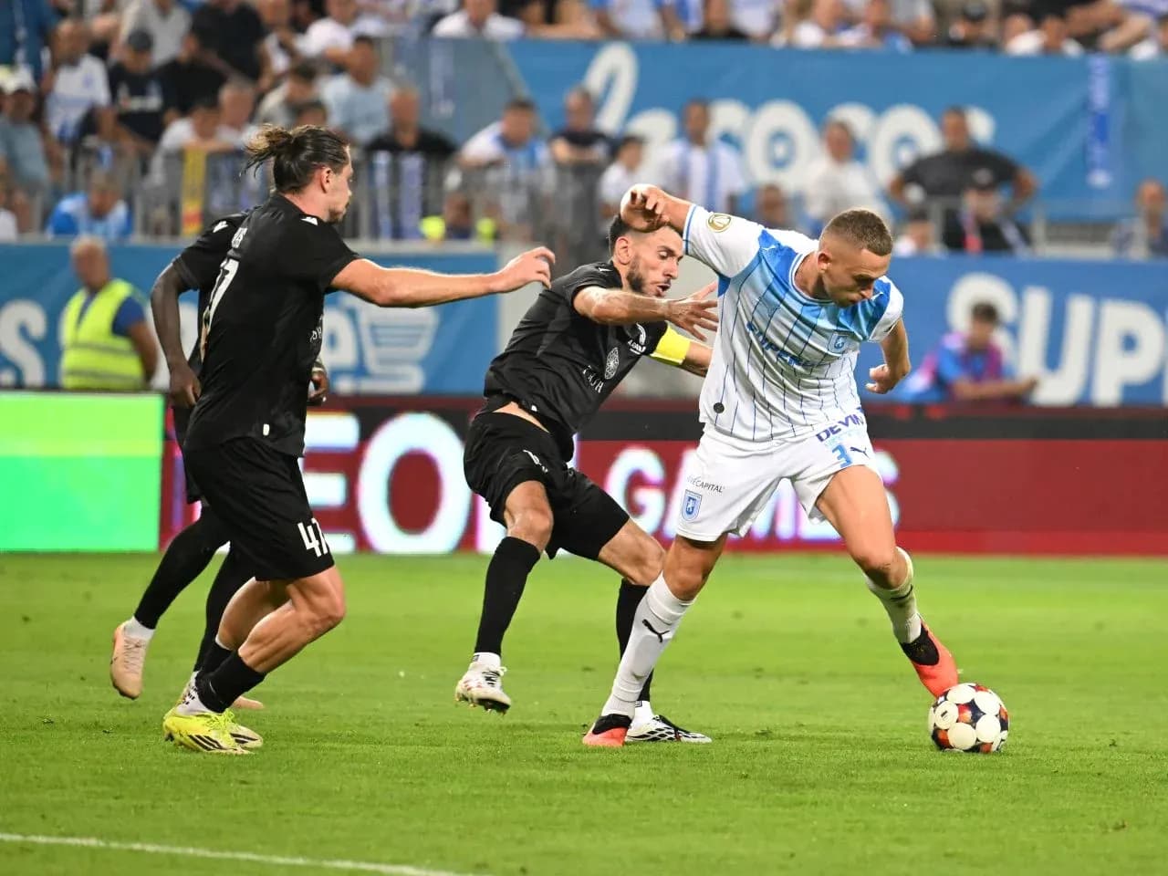 Ararat-Armenia player challenged by Universitatea Craiova defenders