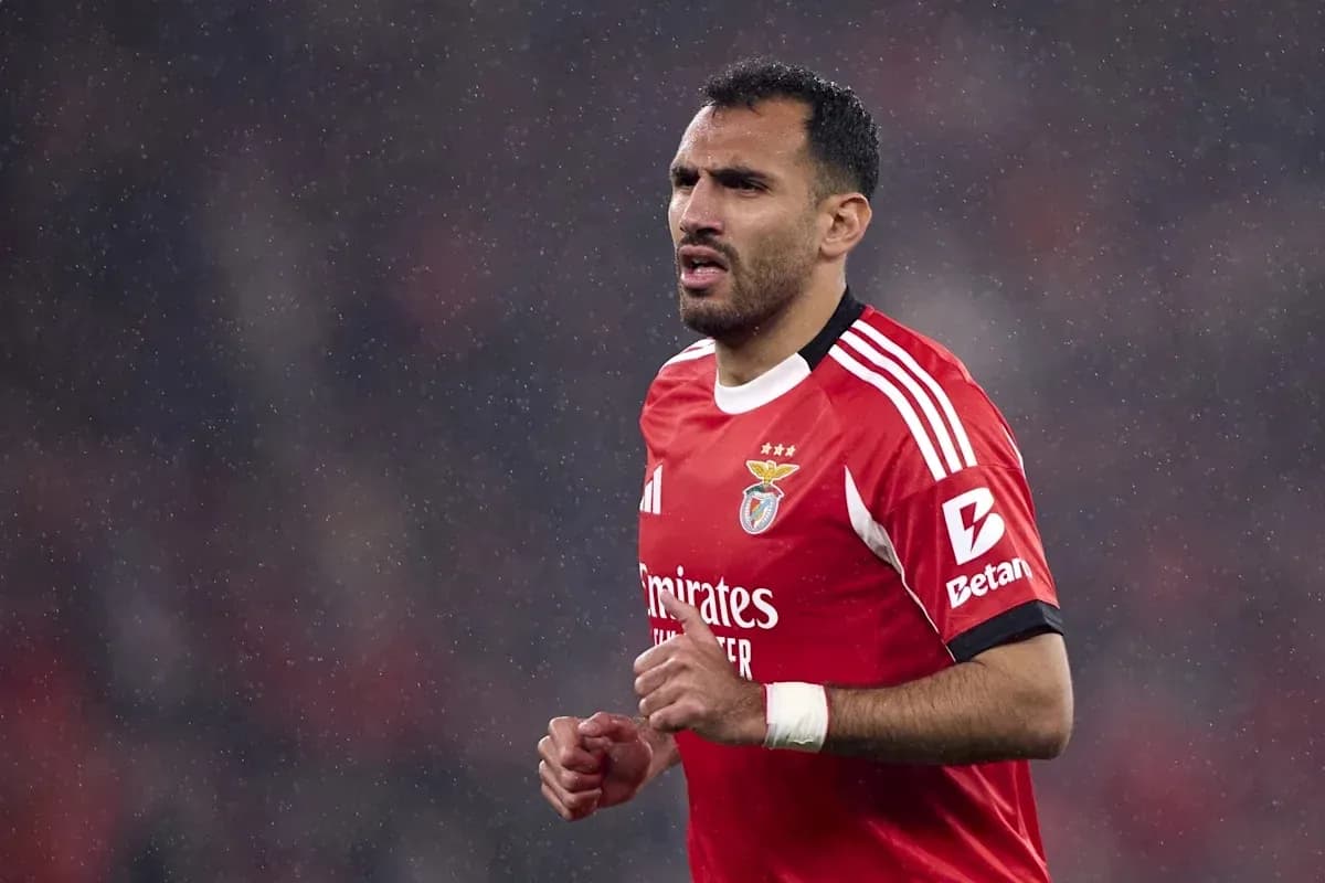 Player wearing Benfica kit during rainy match