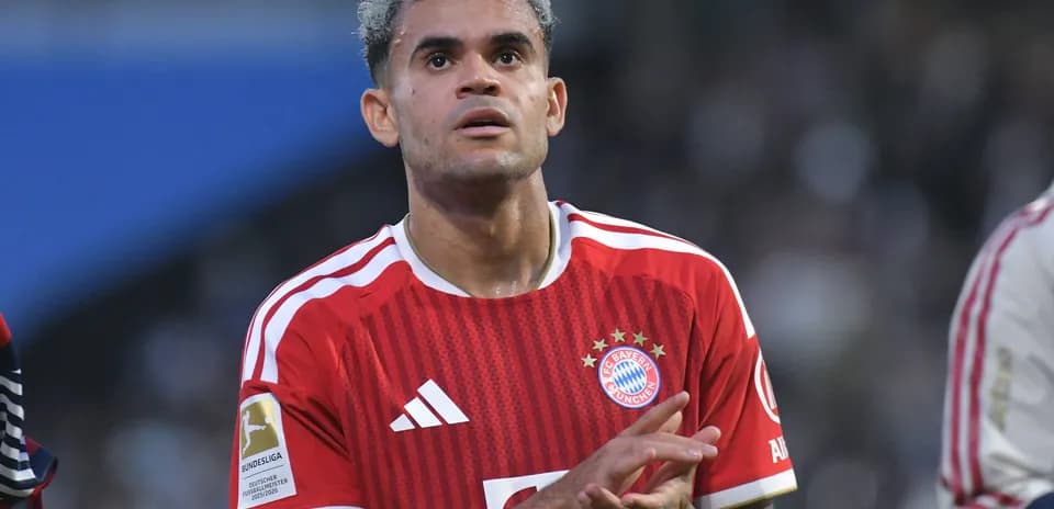 Player in Bayern Munich jersey clapping on the field