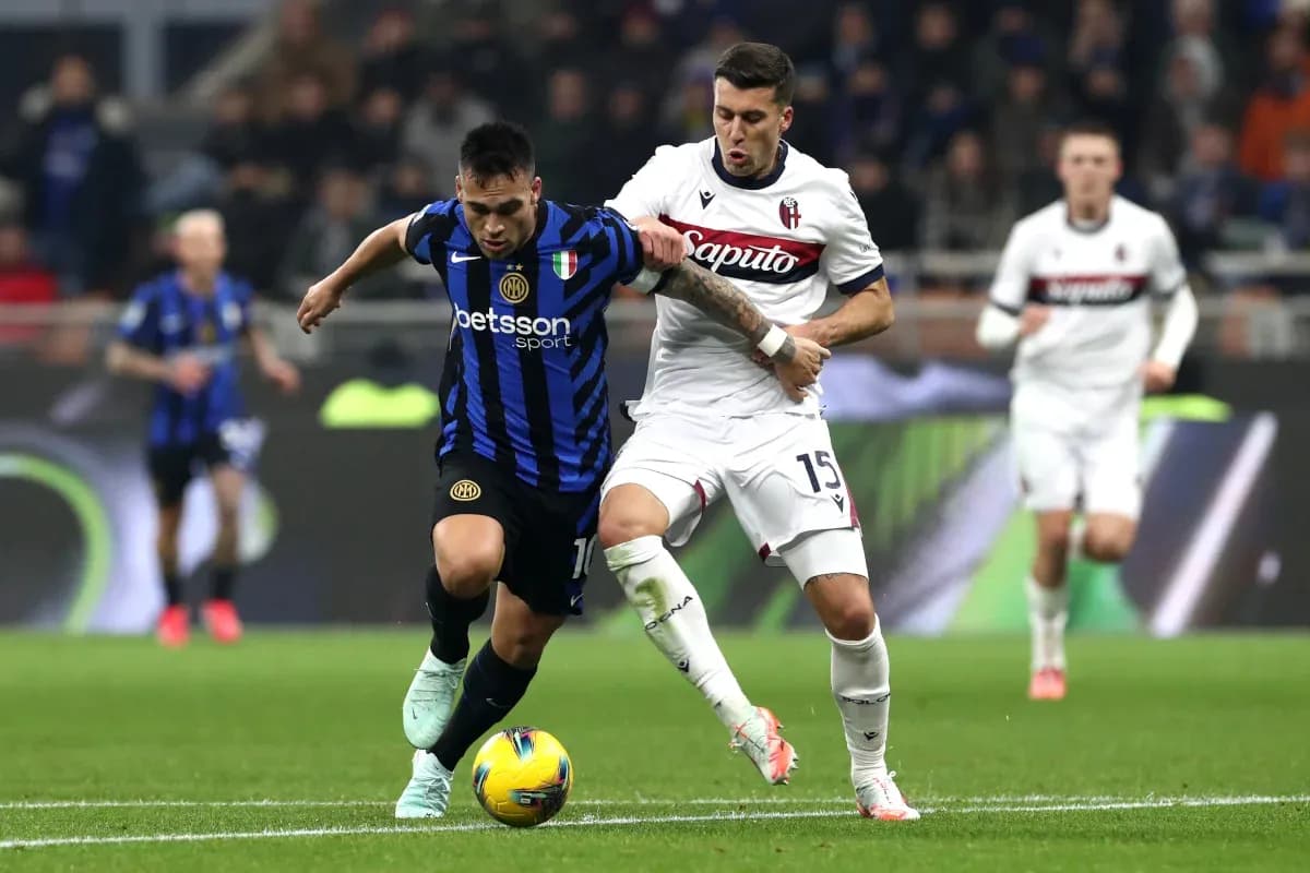Lautaro Martínez battling for the ball against Bologna