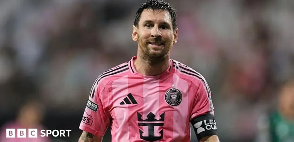 Lionel Messi in pink jersey during match