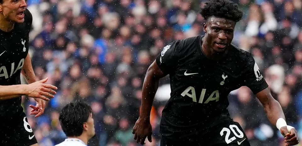 Tottenham player celebrating a goal against Leeds