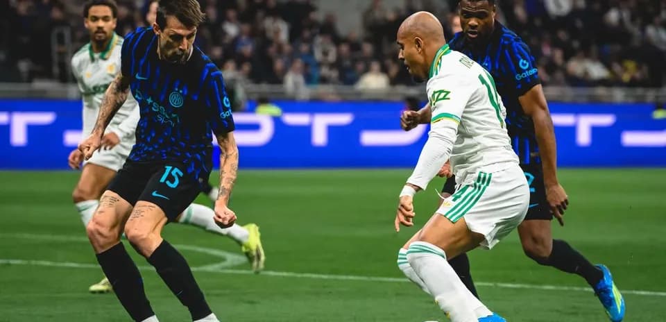 Player dribbling during AS Roma vs Inter match