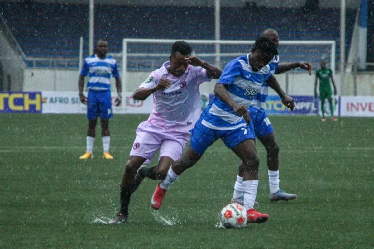 Enyimba player challenges Sporting Lagos opponent