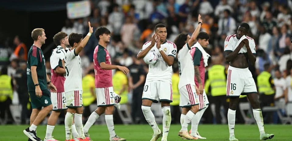 Real Madrid players applauding fans after match