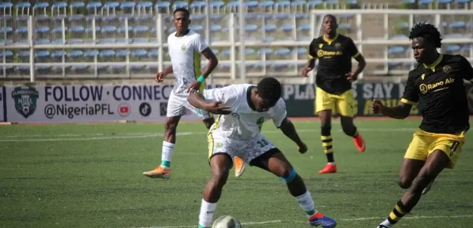 Ranchers Bees player dribbling during match