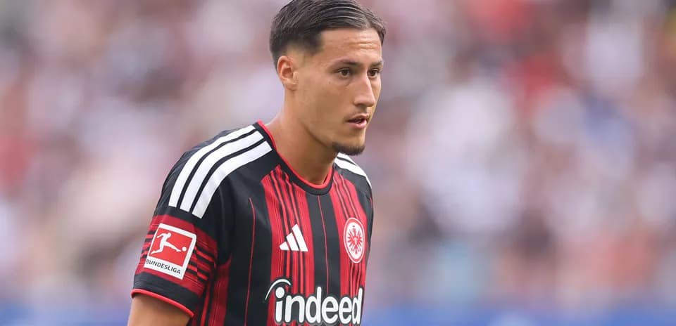 Player in Eintracht Frankfurt jersey on the field