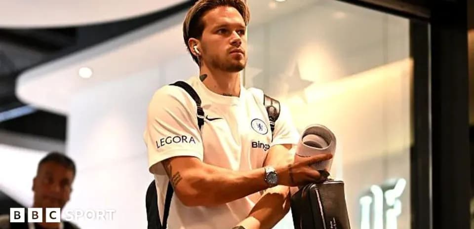Player arriving at airport wearing Chelsea jersey
