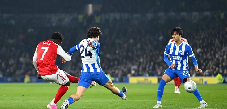 Saka shooting at goal during Brighton vs Arsenal
