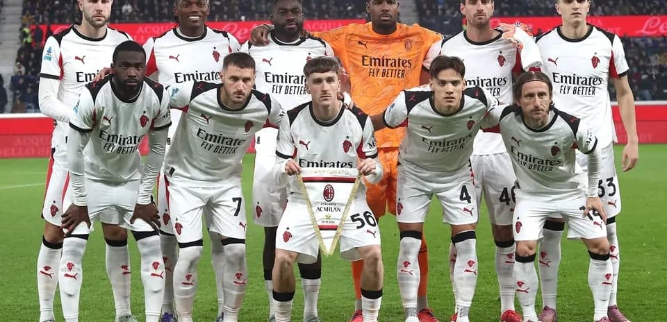 AC Milan team lineup before match