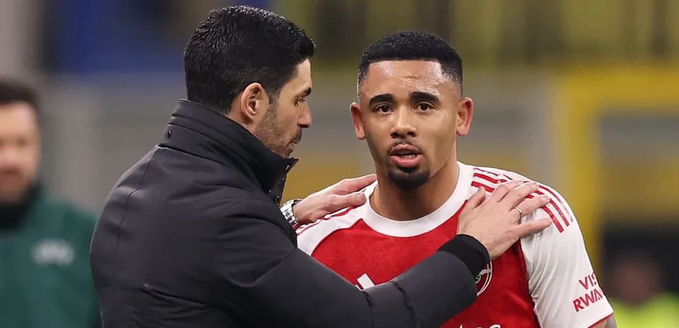 Manager discussing with player during match substitution