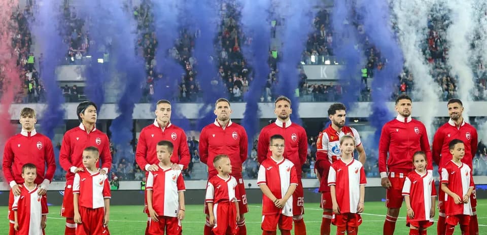 FK Crvena Zvezda players with children before match
