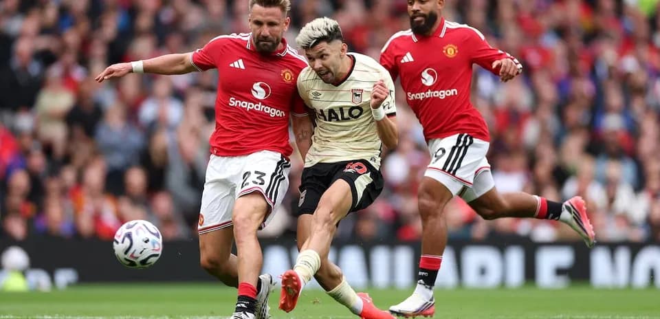 Players competing for the ball in Manchester United match