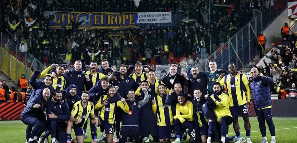 Fenerbahçe players celebrating with fans
