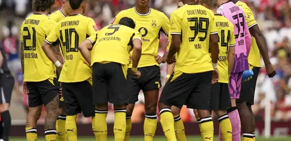 Borussia Dortmund players huddled during a match