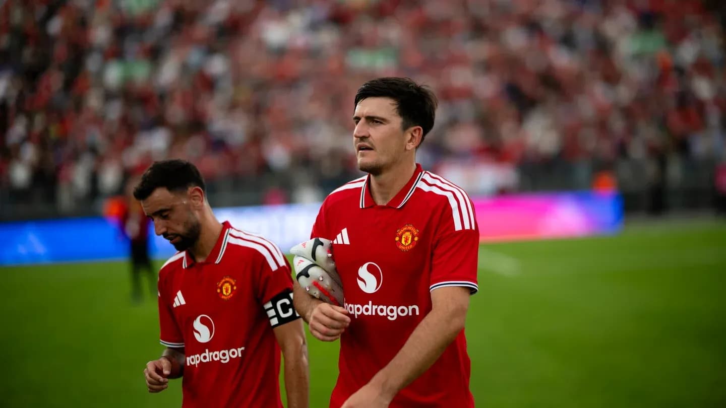 Bruno Fernandes and Harry Maguire leaving the pitch