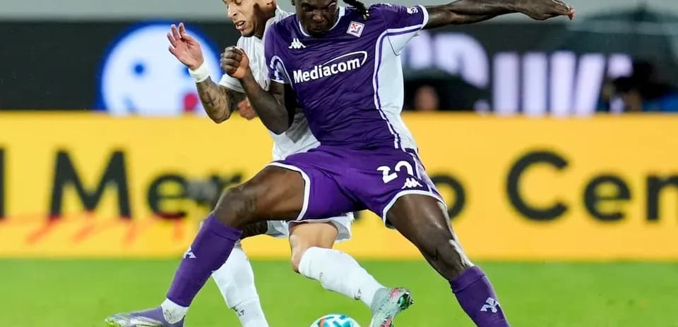 Fiorentina player challenging Napoli opponent for the ball
