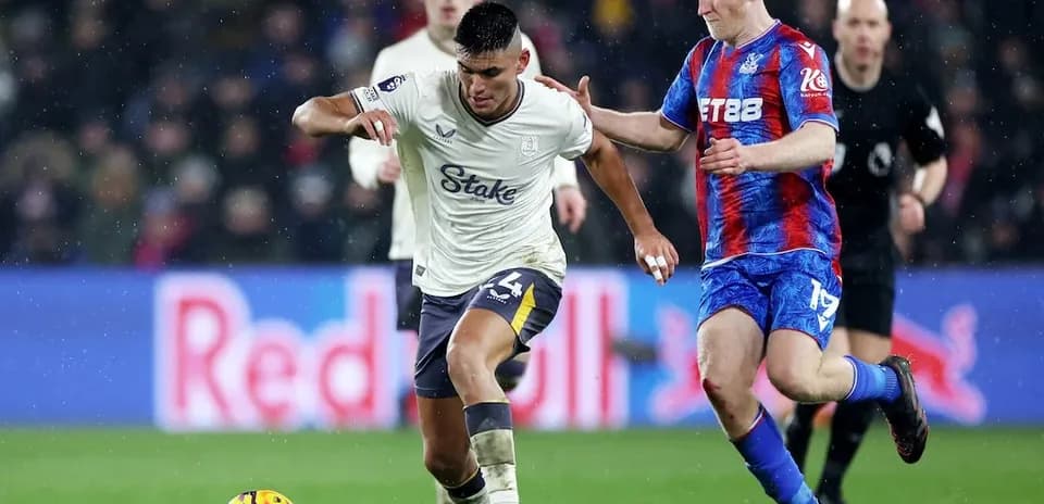 Crystal Palace and Everton players competing for the ball