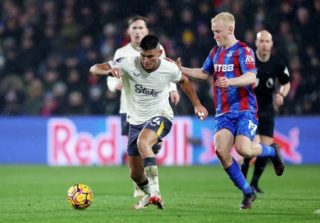 Crystal Palace and Everton players competing for the ball