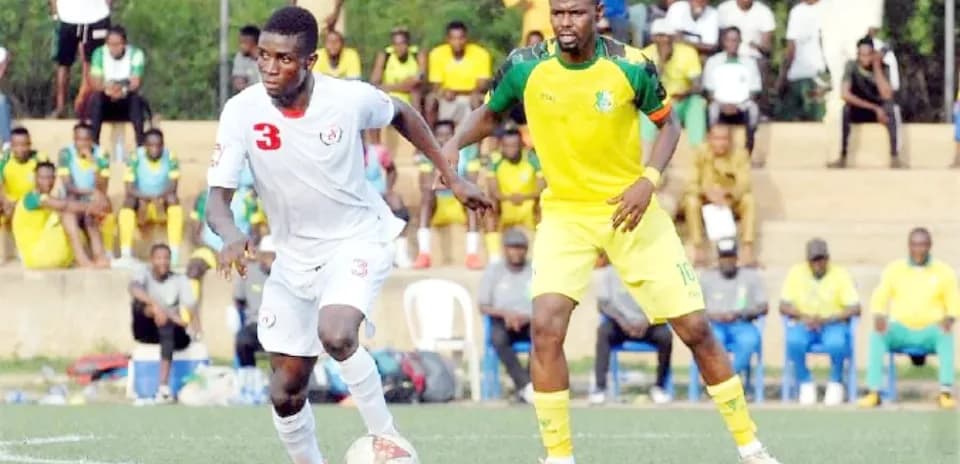 Players competing during Warri Wolves vs Enugu Rangers