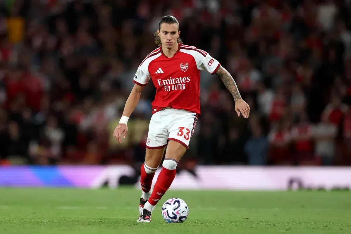Arsenal player dribbling the ball on the pitch