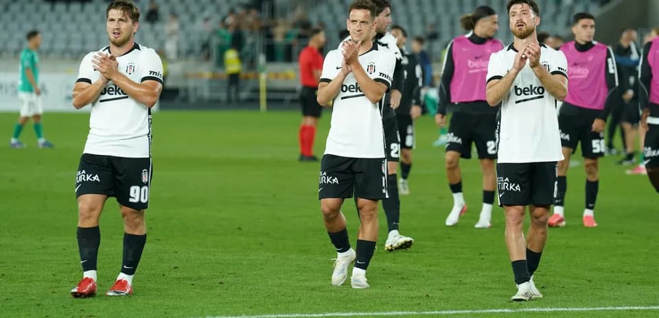 Beşiktaş players applauding fans after match
