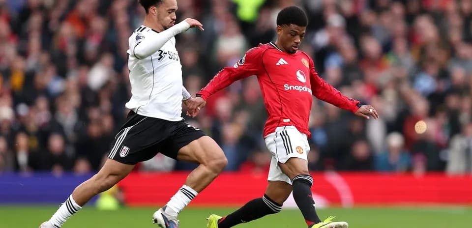 Fulham player challenges Manchester United opponent