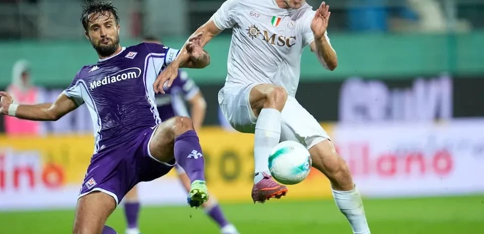 Fiorentina and Napoli players contesting for the ball