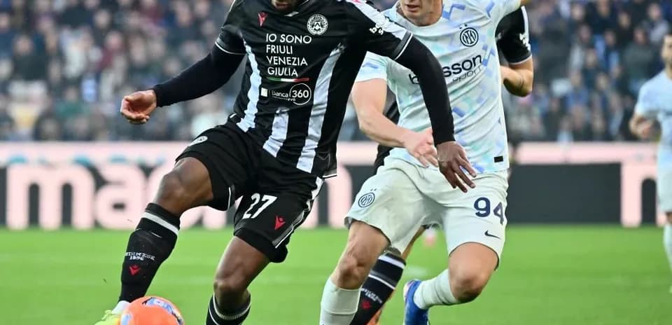 Udinese player dribbling past Inter defender