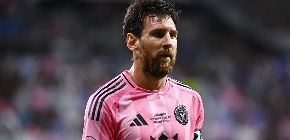 Lionel Messi in pink jersey during match