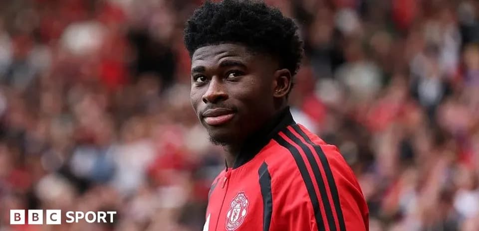 Player in Manchester United kit on the pitch