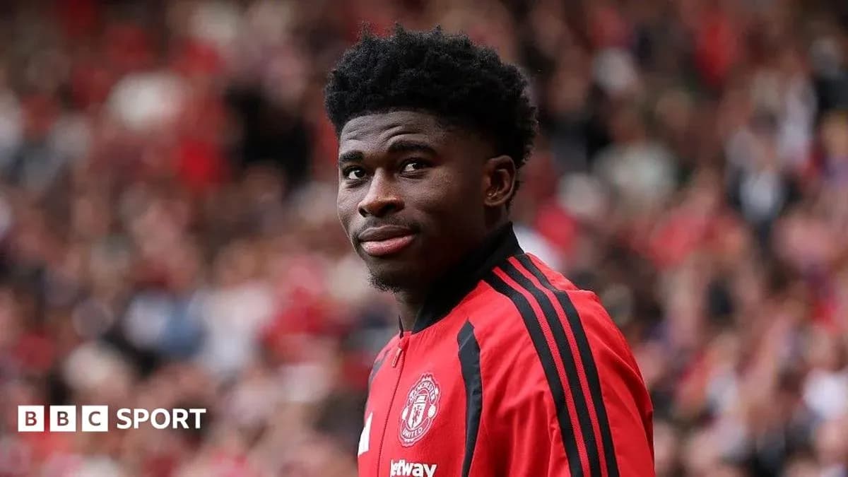 Player in Manchester United kit on the pitch