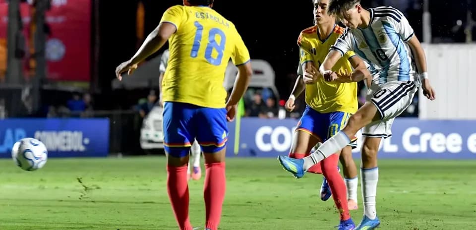 Argentinian player kicking ball during match against Ecuador
