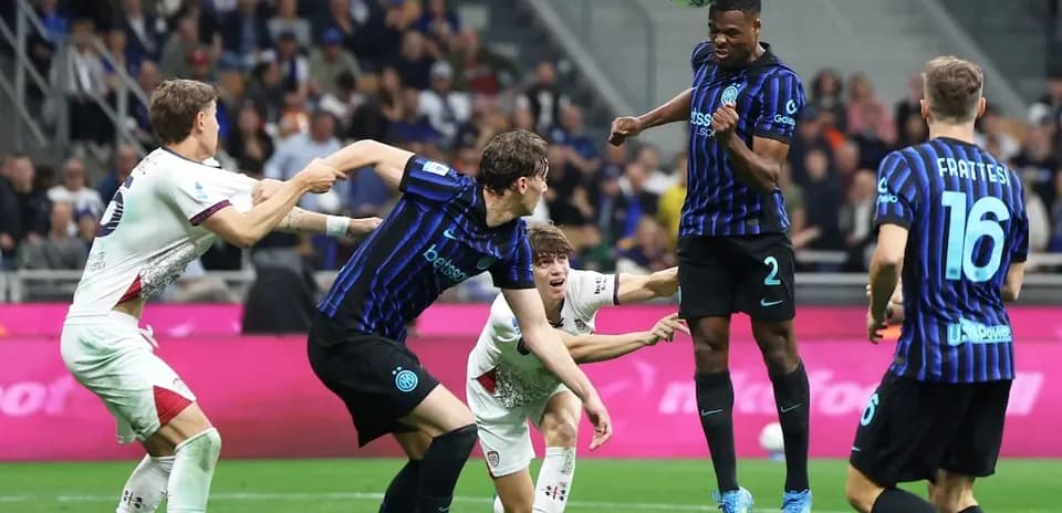 Inter players competing for the ball against Cagliari