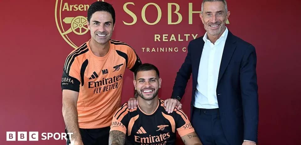 Arsenal manager and staff with new player signing