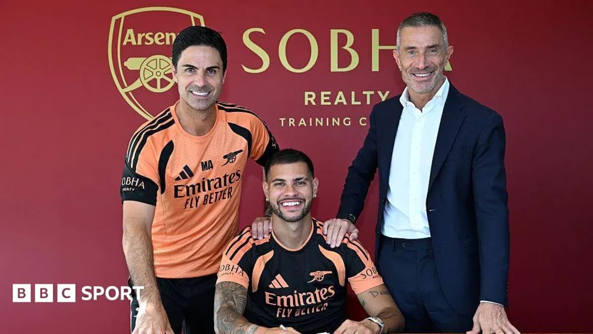 Arsenal manager and staff with new player signing